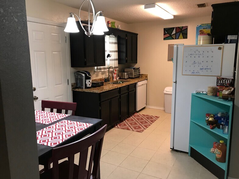 Beautiful kitchen with eating area. - 1801 Lexington Circle