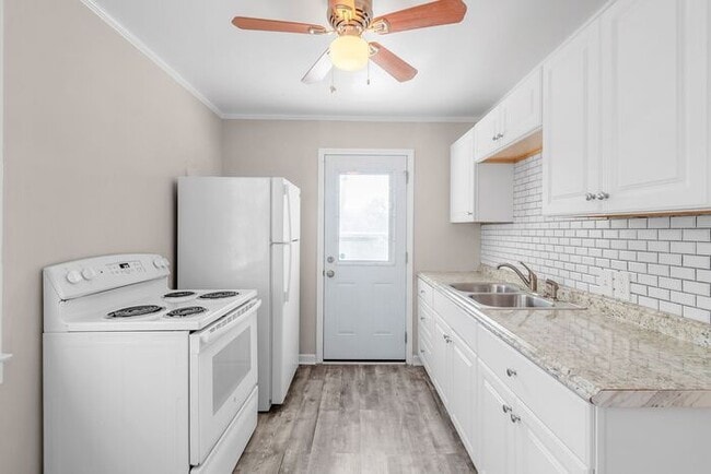 Building Photo - Gorgeous 2BR/1BA Duplex near Selwyn and Park Rd Hotspots!