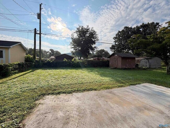 Building Photo - 2110 Fernbrook Dr NE