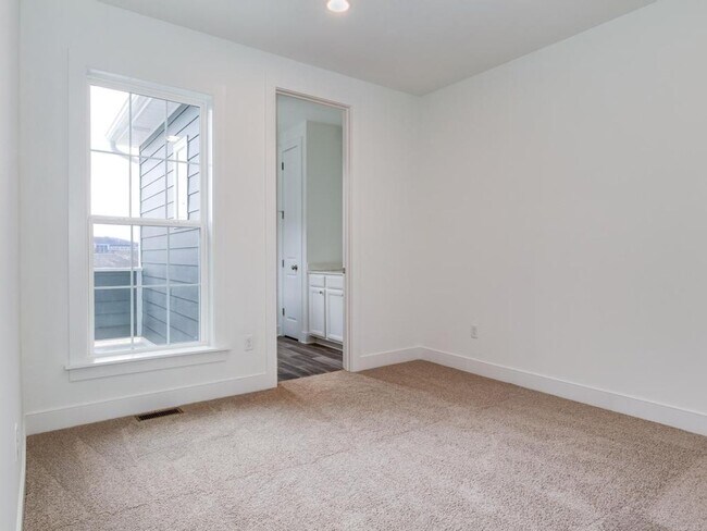 Building Photo - LUXURY  TOWNHOME FOR LEASE
