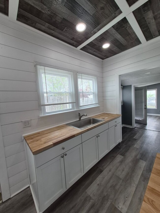 Building Photo - Get this adorable 3-bedroom 2 full bath ho...