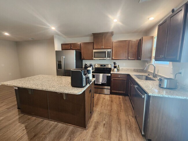 Building Photo - 3 Bedroom Townhome in Troutman