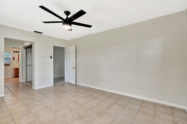 Building Photo - Beachside Bliss in Hobe Sound – Move-In Ready with Room to Roam!
