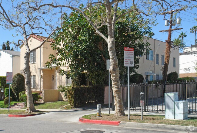 Building Photo - 419 S Oakhurst Dr