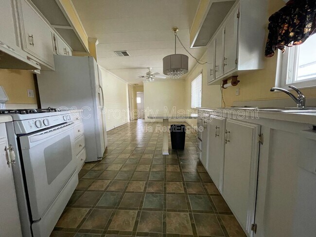 Building Photo - 21100 State St