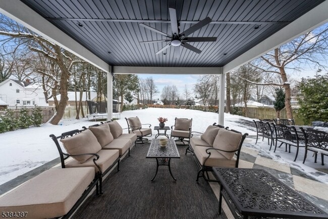 Building Photo - 472 High St