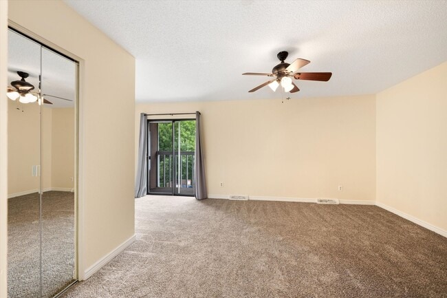 Building Photo - 2 bedroom 3 bath Updated townhome in Lakewood!