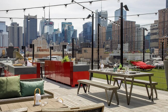 Building Photo - 547 W 47th St