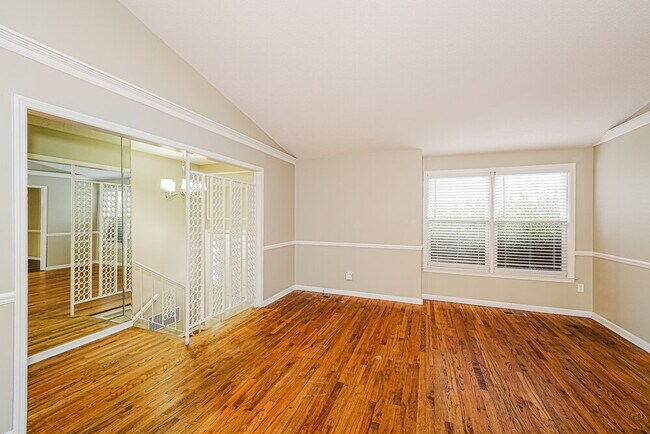 Building Photo - 800 Dunwoody Ln