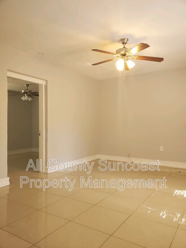 Building Photo - 2579 1/2 14th Ave N