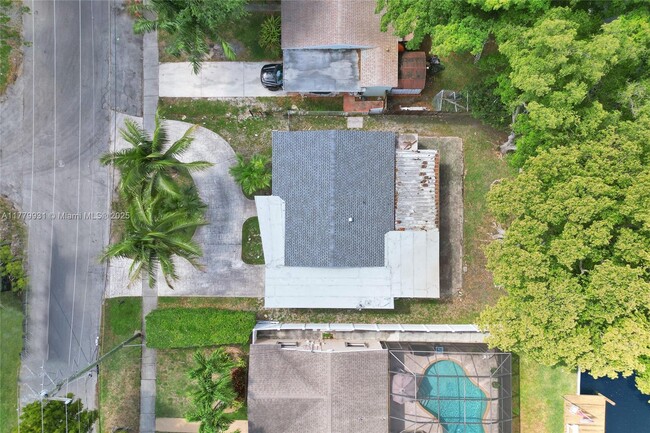 Building Photo - 924 N 30th Rd
