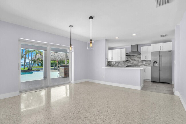 Building Photo - 930 S Lakeside Dr