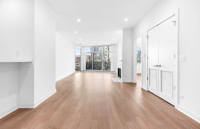 Building Photo - 900 W Hubbard St