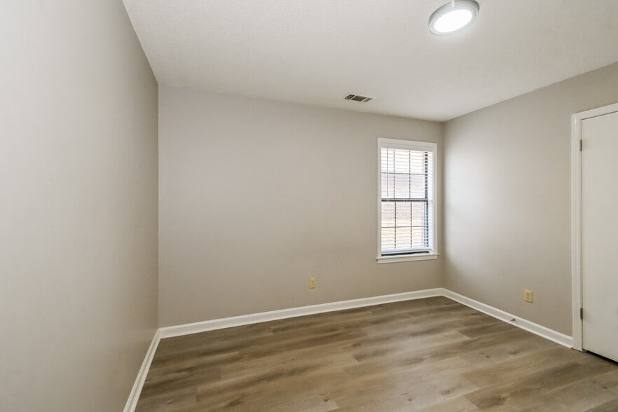 Building Photo - 7786 Hickory Meadow Rd