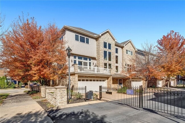 Building Photo - 2227 City View Dr