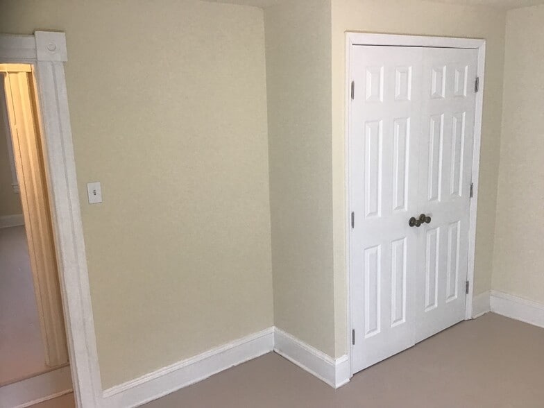 Den Closet - 253 W 31st St