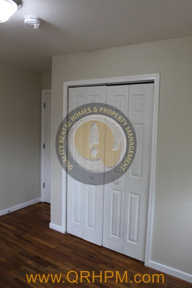 Building Photo - Available Now-- 3 Bedroom, 1 Bathroom Home...