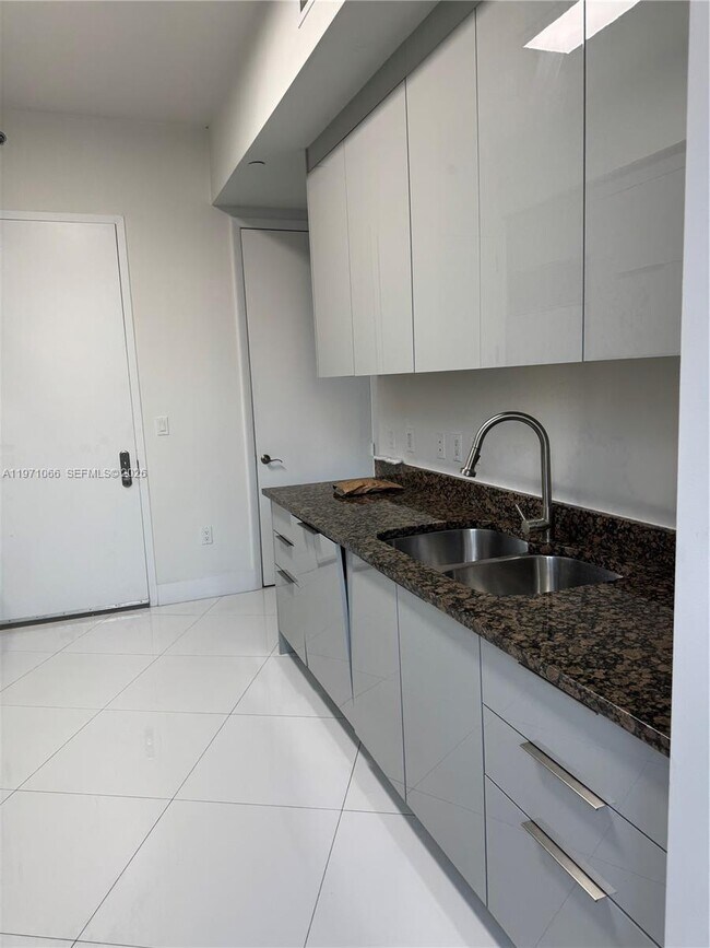 Building Photo - 15901 Collins Ave