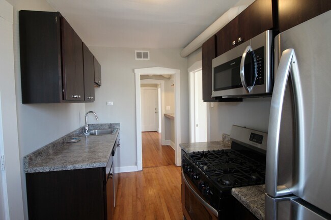 Building Photo - 2 Bed / 1 Bath Beautiful Rehabbed Apartment in Hermosa near Fullerton Bus, Restaurants & Shopping...