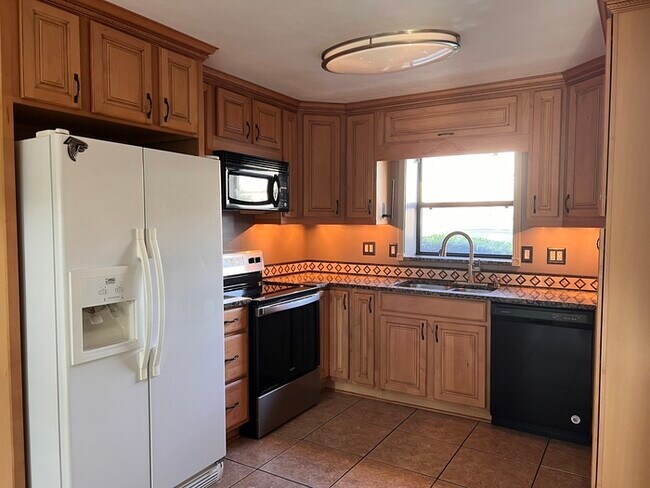 Building Photo - 2089 Pine Tree Dr