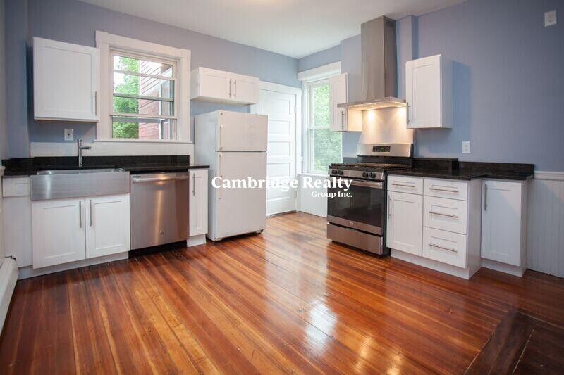 Primary Photo - 220 Harvard St
