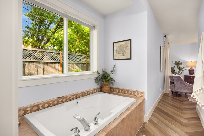 Building Photo - 756 NE Brookcliff Ln