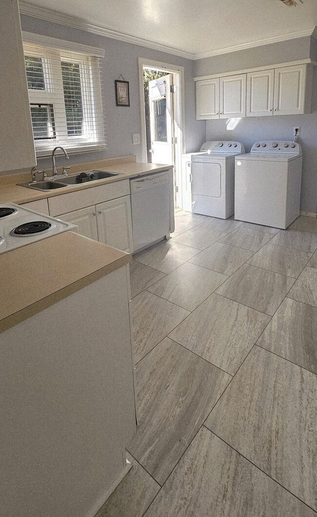 Building Photo - Serene 2BR Living in Seagate Near Market Common