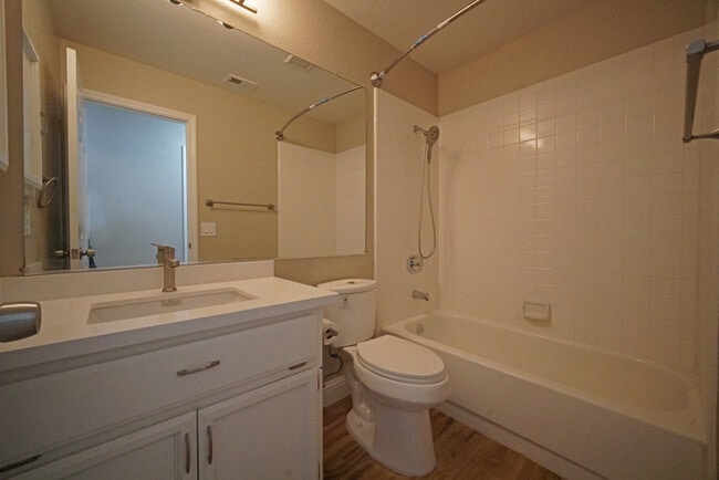 Building Photo - Beautifully remodeled 4 bedroom, 2 bathroo...