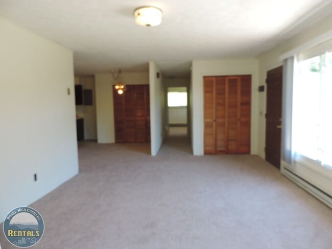 Building Photo - Upper Duplex off Pinnacle--Close to Campus!