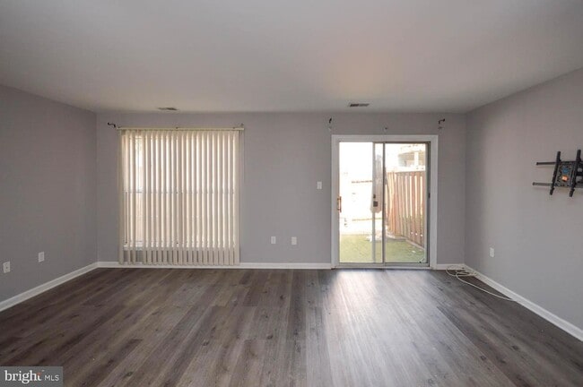 Building Photo - 14902 London Ln