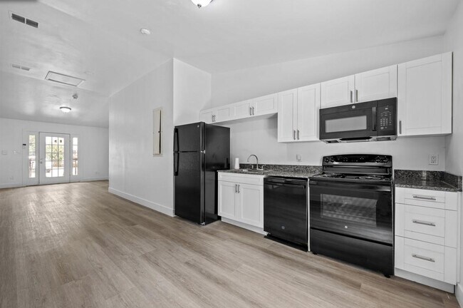 Building Photo - 2266 Magnolia Cir