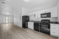 Building Photo - 2218 Magnolia Cir