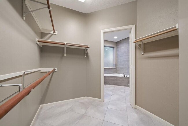 Building Photo - 6307 Shoreview Ct