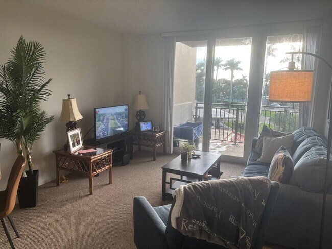 Building Photo - Get your Toes in the Sand at this Fully Furnished One Bedroom Beachfront Condo-Start June 1-2026