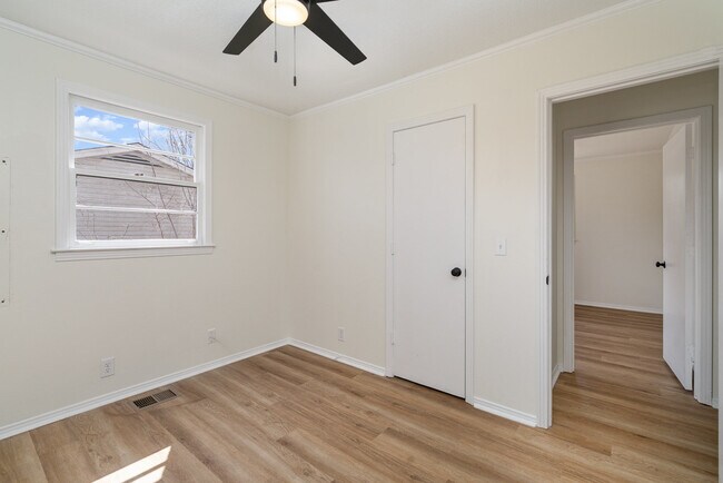 Building Photo - 122 Brookside Dr