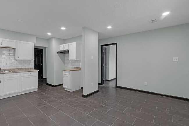 Building Photo - 2392 Zanone Ave