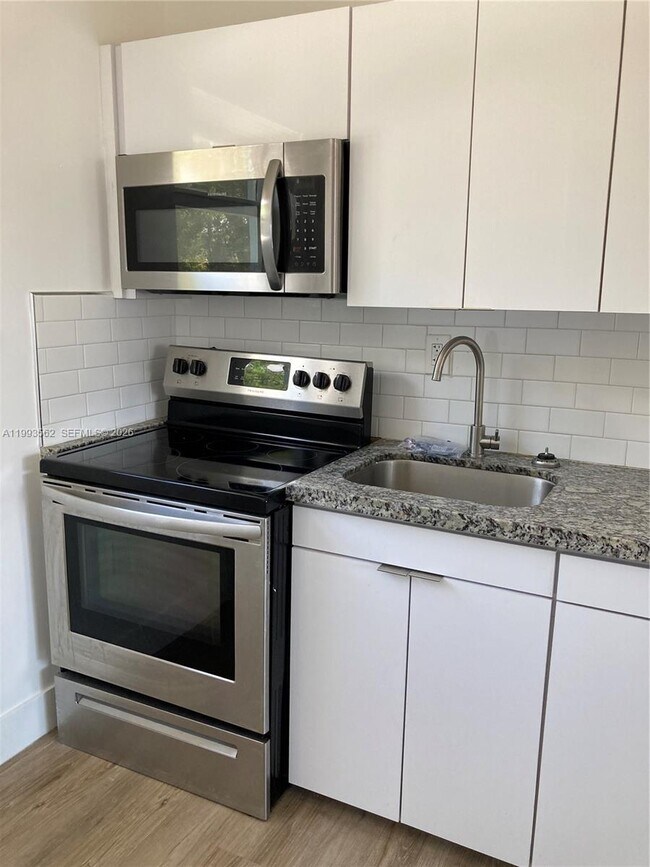 Building Photo - 1815 NW 1st Ct