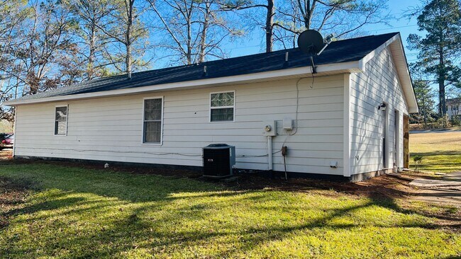 Building Photo - Completely updated 3 bedroom 2 bath home in Lagrange! Must see!