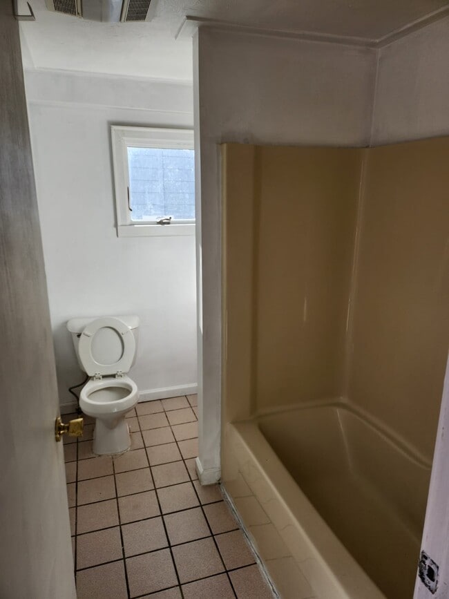 Building Photo - 648 E Scott St