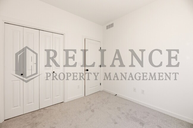 Building Photo - 5243 N Pinecrest Ct