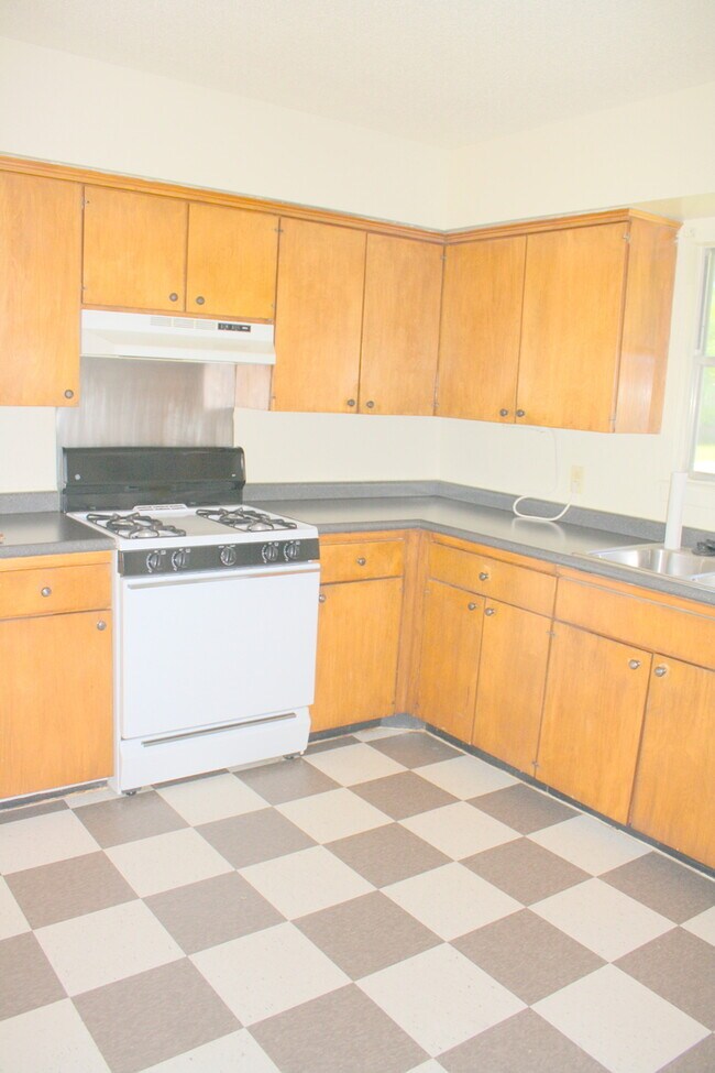 Building Photo - 3 BR / 1 BA House off Shoal Creek/Steck!