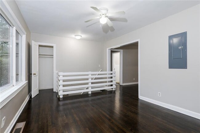 Building Photo - 1123 Graymont Dr SW