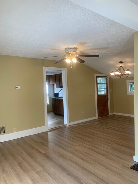 Building Photo - 113 E Sands St