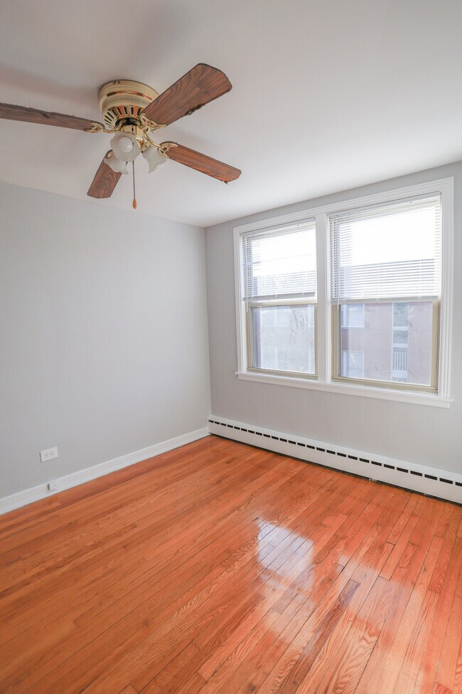 Building Photo - 2417 W Farragut-3A