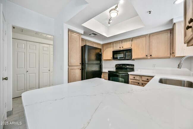 Building Photo - 4925 E Desert Cove Ave