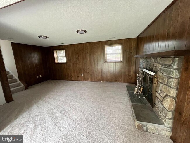 Building Photo - 15705 Anamosa Dr