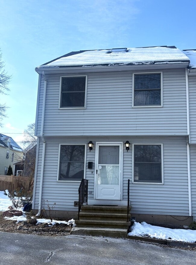 Building Photo - Spacious 3 Bedroom, 2 Bath Townhouse with In-Unit Laundry in Lowell, MA