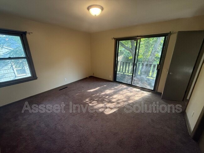 Building Photo - 9605 Belmont Ave