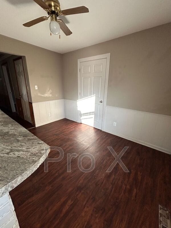 Building Photo - 1004 E 10th St