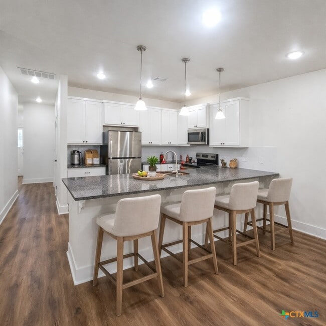 Building Photo - 1952 Royal Loop